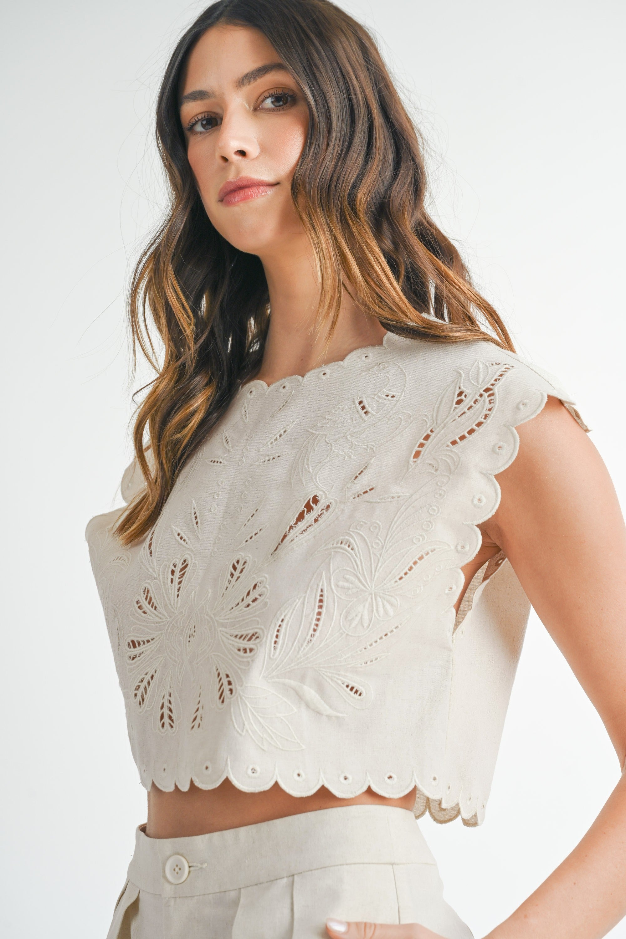 Carmen Embroidered Scallop Cropped Top in Oatmeal